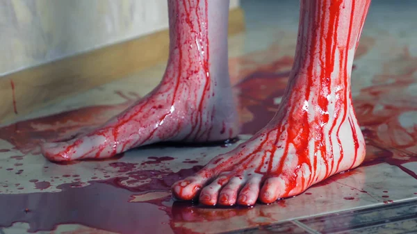 Kanlı kan izleri yerde çıplak ayaktan geliyor. — Stok fotoğraf