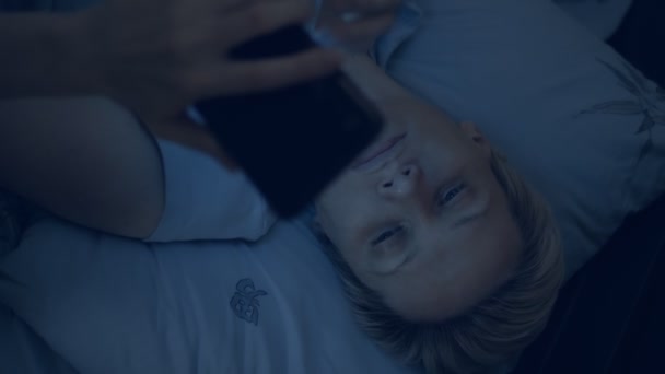 Vertikálně. žena trpící nespavostí používá smartphone při ležení v posteli ve tmě — Stock video