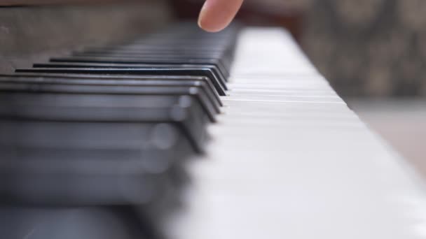 Primer plano. manos masculinas tocando el piano. espacio de copia . — Vídeos de Stock