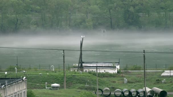 Laps de temps. brouillard sur une rivière dans une zone industrielle. espace de copie — Video