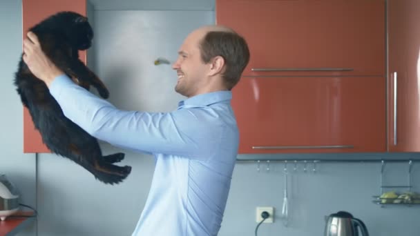 Retrato. hombre calvo solitario en una camisa con un gato en casa — Vídeos de Stock