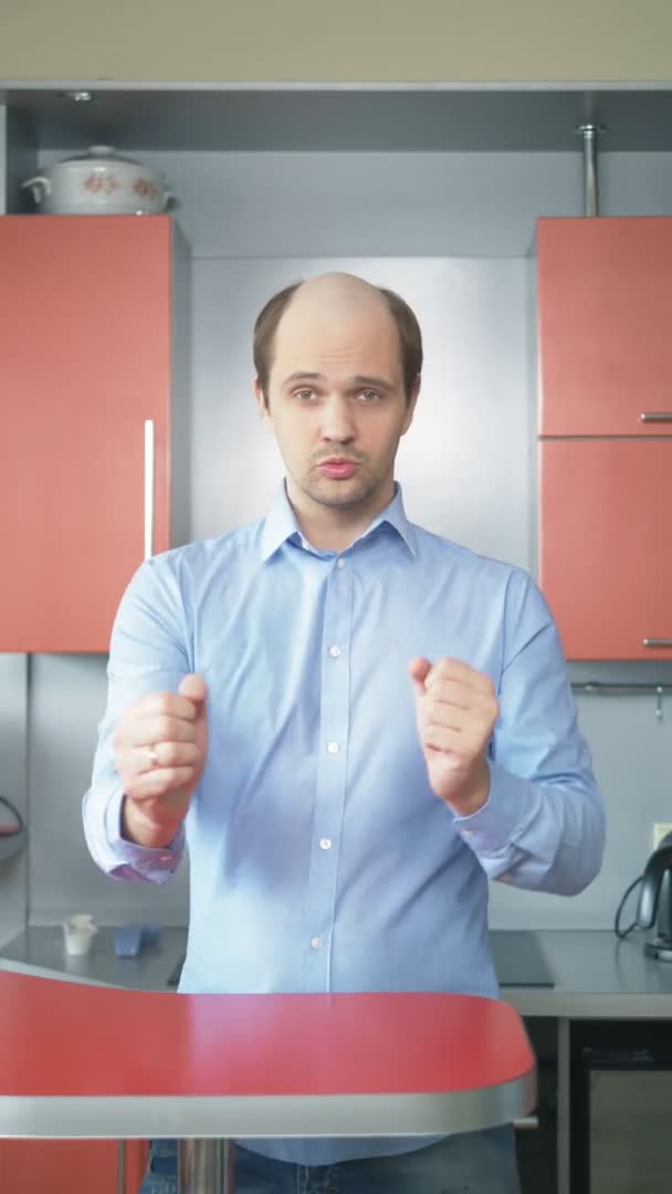 Verticalmente. calvo hombre en camisa es bailando en casa en la cocina — Vídeos de Stock