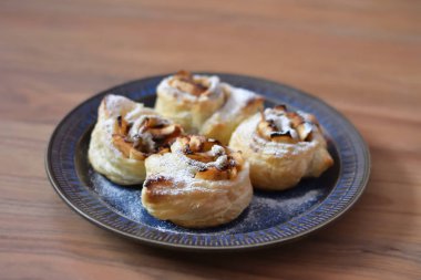 Mavi plaka üzerinde apple ile taze puf böreği