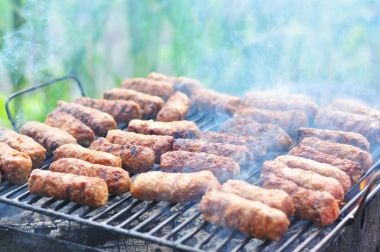 Geleneksel Romen yemekleri, ızgara et mititei bilinen rulo