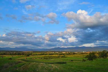 Renkli bulutlar ile kırsal günbatımı.
