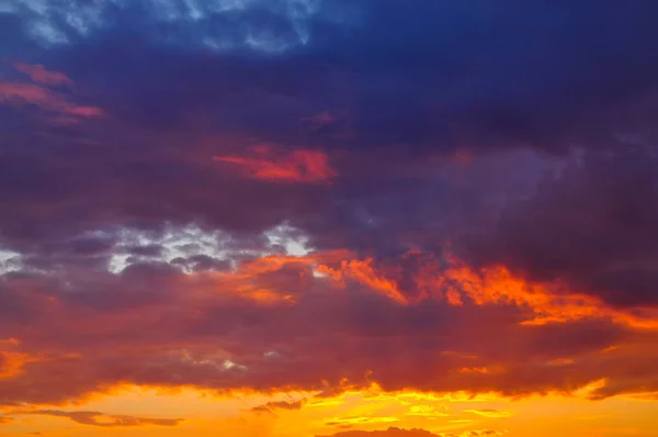 Puesta de sol con nubes, en tonos naranja y púrpura —  Fotos de Stock