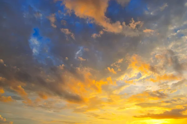 Parlak günbatımında renkli bulutlar — Stok fotoğraf
