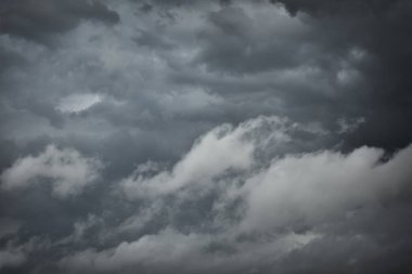 güçlü fırtına bulutları