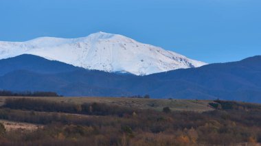 Geç sonbaharda karla kaplı dağ
