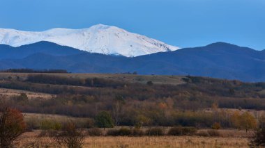 Geç sonbaharda karla kaplı dağ
