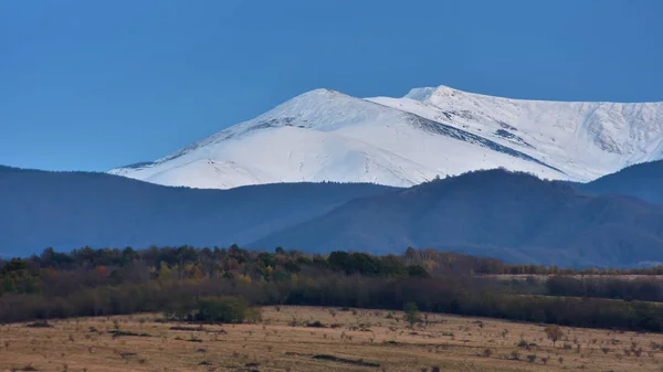Berget täcks av snö i slutet av hösten — Stockfoto