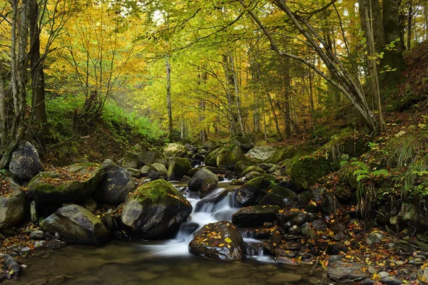 Cascata in montagna a metà autunno — Foto Stock