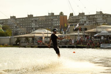 Günbatımında Wakebord 'a binen adam