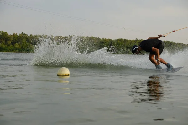 Uomo Sul Giro Wakebord Tramonto — Foto Stock