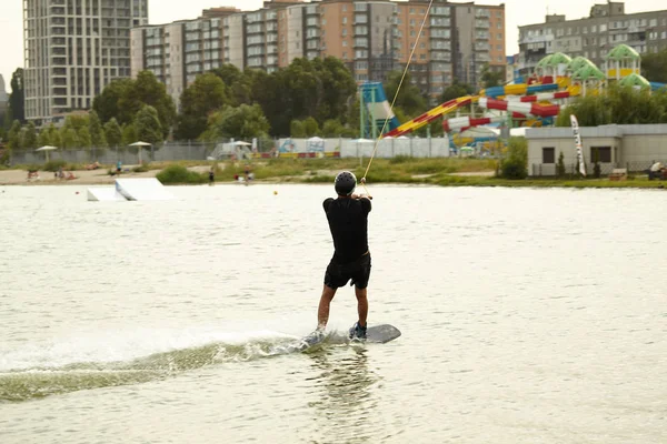 Uomo Sul Giro Wakebord Tramonto — Foto Stock