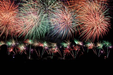 Parlamalar, izler, çizgiler, farklı renkte ışıklar ve parıltılı yaz gecelerinden oluşan renkli havai fişekler.