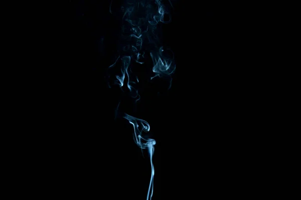 Ένα Ρεύμα Καπνού Λευκό Μαύρο Φόντο Αυξάνεται Κάμπτεται Και Κάνει — Φωτογραφία Αρχείου