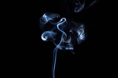 Beyaz ya da siyah arkaplanda bir duman akıntısı yükselir, eğilir ve kıvrılır