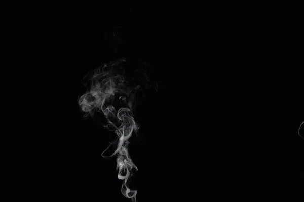 Una Corriente Humo Sobre Fondo Blanco Negro Eleva Dobla Hace — Foto de Stock