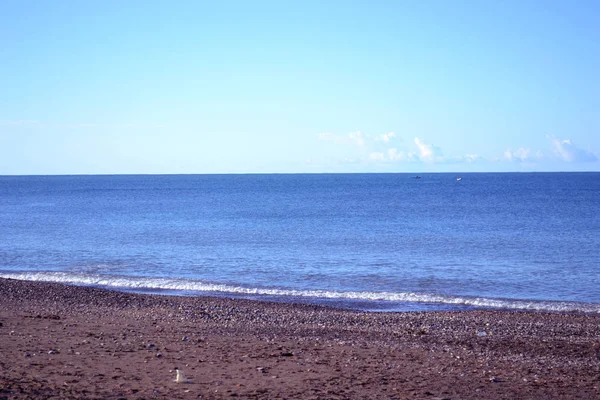 Öğleden Sonra Deniz Kıyıları Dalgalar Sıçramalarıyla Deniz Kıyıları Taşlarla — Stok fotoğraf