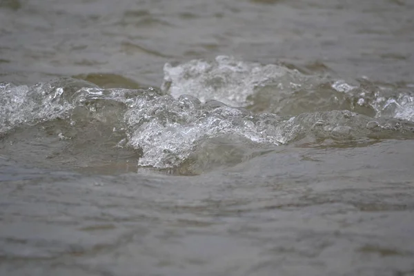 午後の海の海岸には波と砕石があります — ストック写真