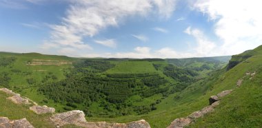 Yazın dağların yamaçlarında güzel tarlalar