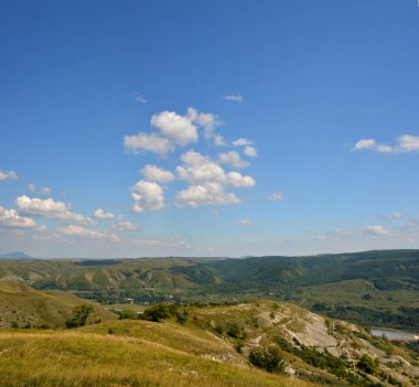 Yazın dağların yamaçlarında güzel tarlalar