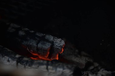 Ateş odunları çok yüksek sıcaklıklarda yakıyor. 