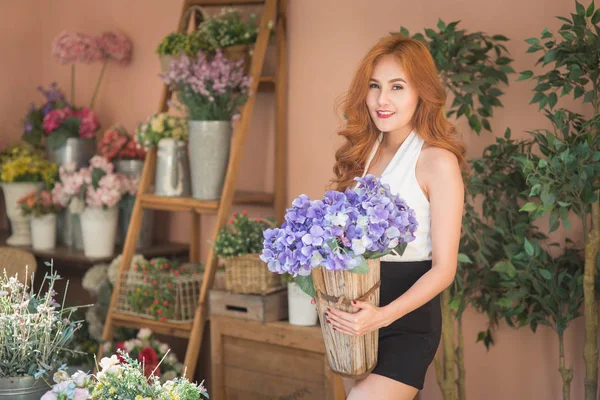 Leende Kvinna Florist Innehällande Bukett Small Business Flower Shop Stockbild