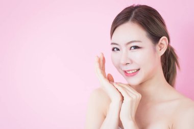 Temiz ciltli güzel beyaz Asyalı kadın gülümsemesi doğal makyajla karşılanıyor. Kozmetoloji, cilt bakımı, temizlik, estetik ameliyat ve pembe arka plan üzerine SPA terapi kavramı