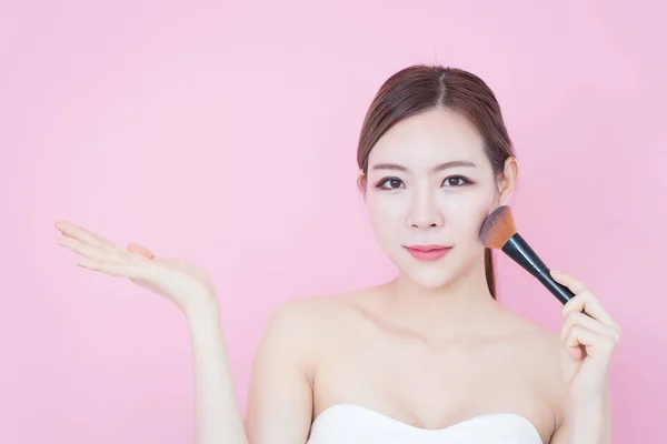 Porträtt Ung Vacker Asiatisk Kvinna Applicera Kosmetiska Penselpuder Flicka Visar Royaltyfria Stockbilder