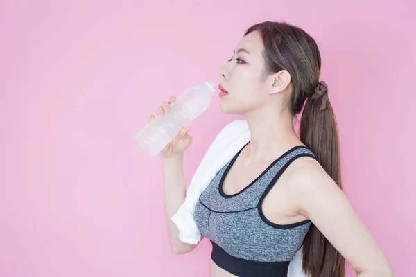 Ung Fitness Asiatisk Kvinna Dricksvatten Efter Träning Rosa Bakgrund Med Stockfoto
