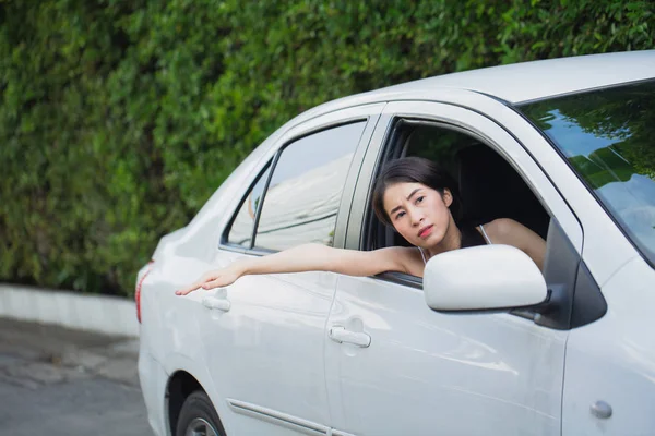 아시아에서 스트레스를 여자는 자동차 근처에서 자동차 사고에 절망감을 느꼈다 — 스톡 사진