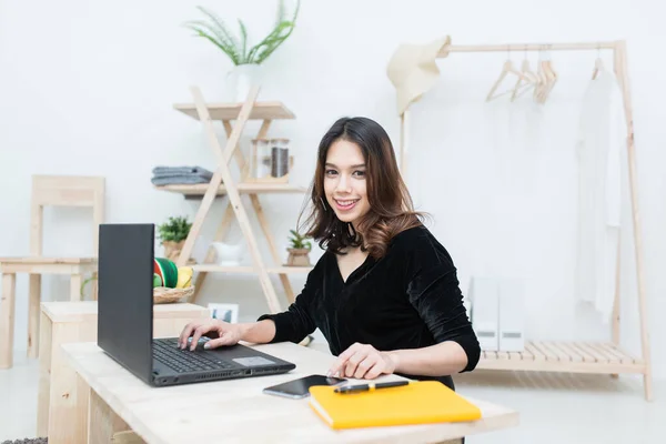 Joven Mujer Feliz Asiática Sentada Oficina Trabajando Ordenador Portátil Con — Foto de Stock