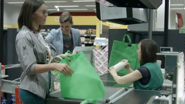 Um jovem casal vai às compras — Vídeo de Stock