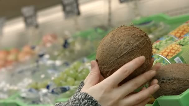 Mano sosteniendo un coco — Vídeo de stock