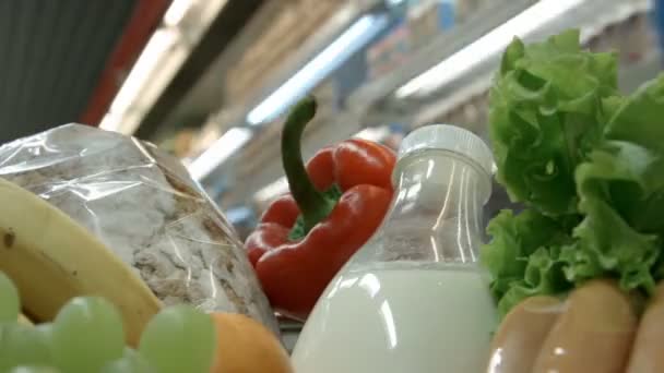 Primer plano de la cesta de comida. Tiempo de caducidad — Vídeos de Stock