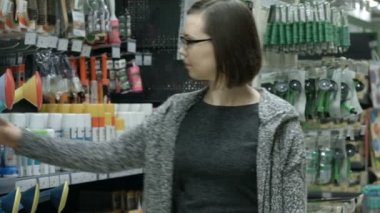 Bir süpermarkette ev kadını