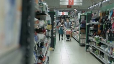 Genç bir çift alışveriş gidiyor