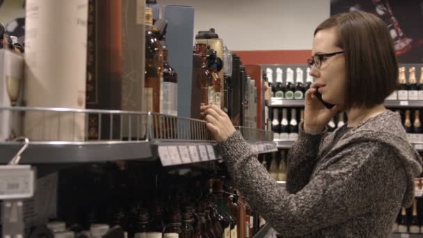 Dama en un supermercado — Vídeos de Stock