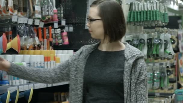 Femme au foyer dans un supermarché — Video