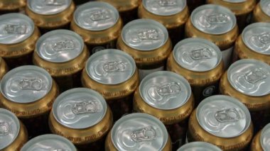bir sürü bira kutuları