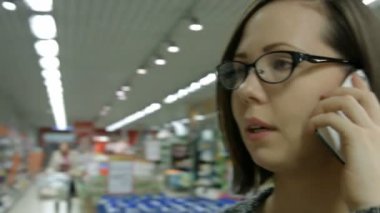 Genç bir kadın bir mağaza ziyaret