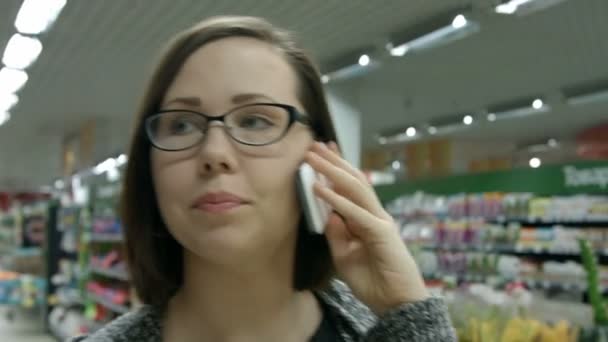 Genç bir kadın bir mağaza ziyaret — Stok video