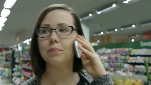 Una joven visitando una tienda — Vídeo de stock