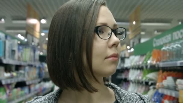 Una joven visitando la tienda — Vídeo de stock