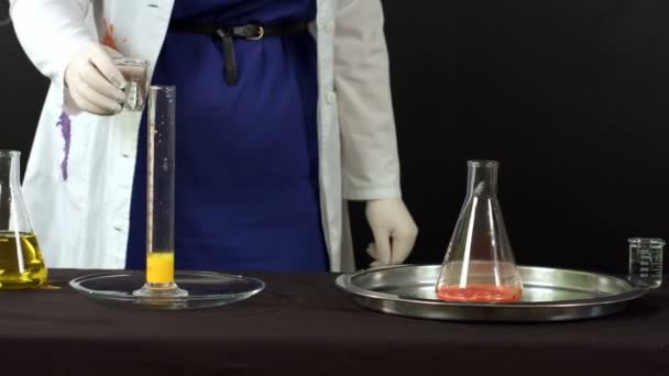 Хімічна реакція крупним планом — стокове відео
