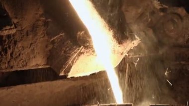 Erimiş metal kalıp içine dökülen. Metal sıcak bir kepçe dökülür. 4
