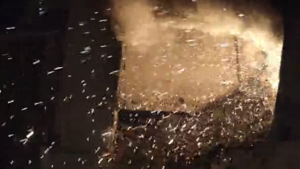Μέταλλο Σπινθήρες Πετούν Από Τον Κλίβανο Σπίθες Πετάγονται Από Ένα — Αρχείο Βίντεο
