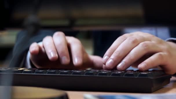 Χέρια Γραφή Κειμένου Στο Πληκτρολόγιο Άνθρωπος Εργάζεται Στο Γραφείο Του — Αρχείο Βίντεο